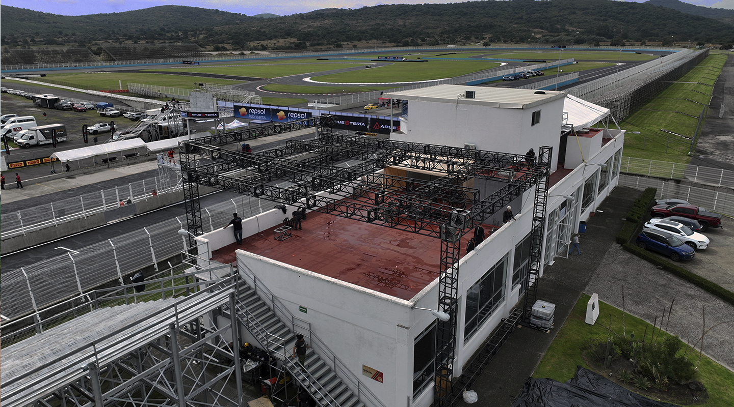 Estructura hospitality de dos niveles con truss MK de aluminio, diseñada para soportar plataformas, cubiertas y cargas de uso en instalaciones temporales para eventos deportivos, F1, Festivales, etc